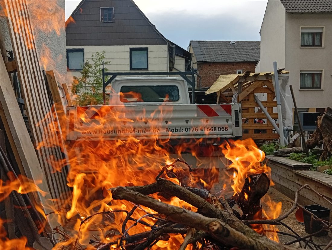 Hofarbeit mit Holz, Feuer und Haus und Hof Mihr Fahrzeug