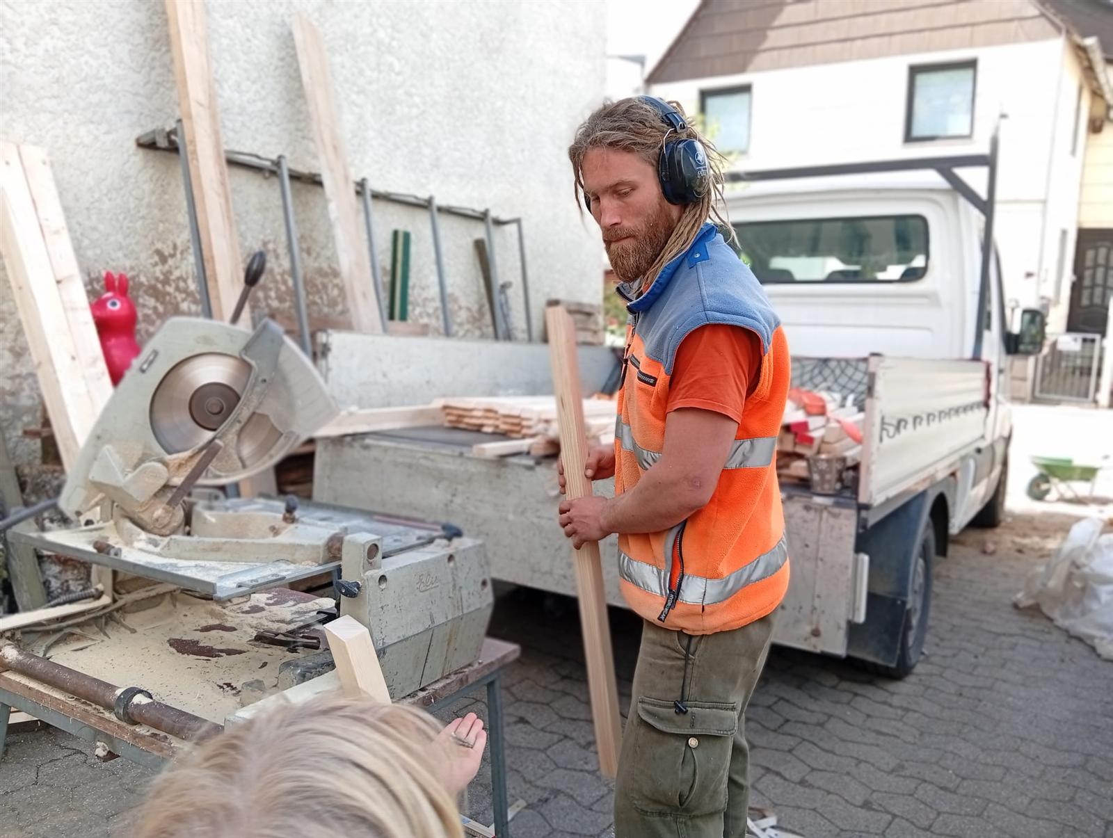 Moritz Mihr bei handwerklicher Arbeit vor Ort